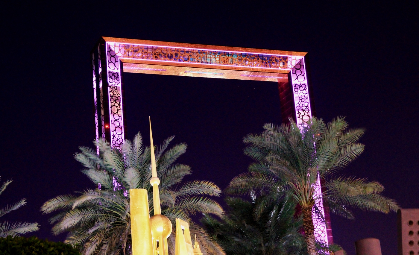 Золотая рамка с подсветкой